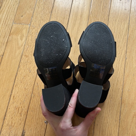 Black scalloped strap heeled sandals - Picture 4 of 5